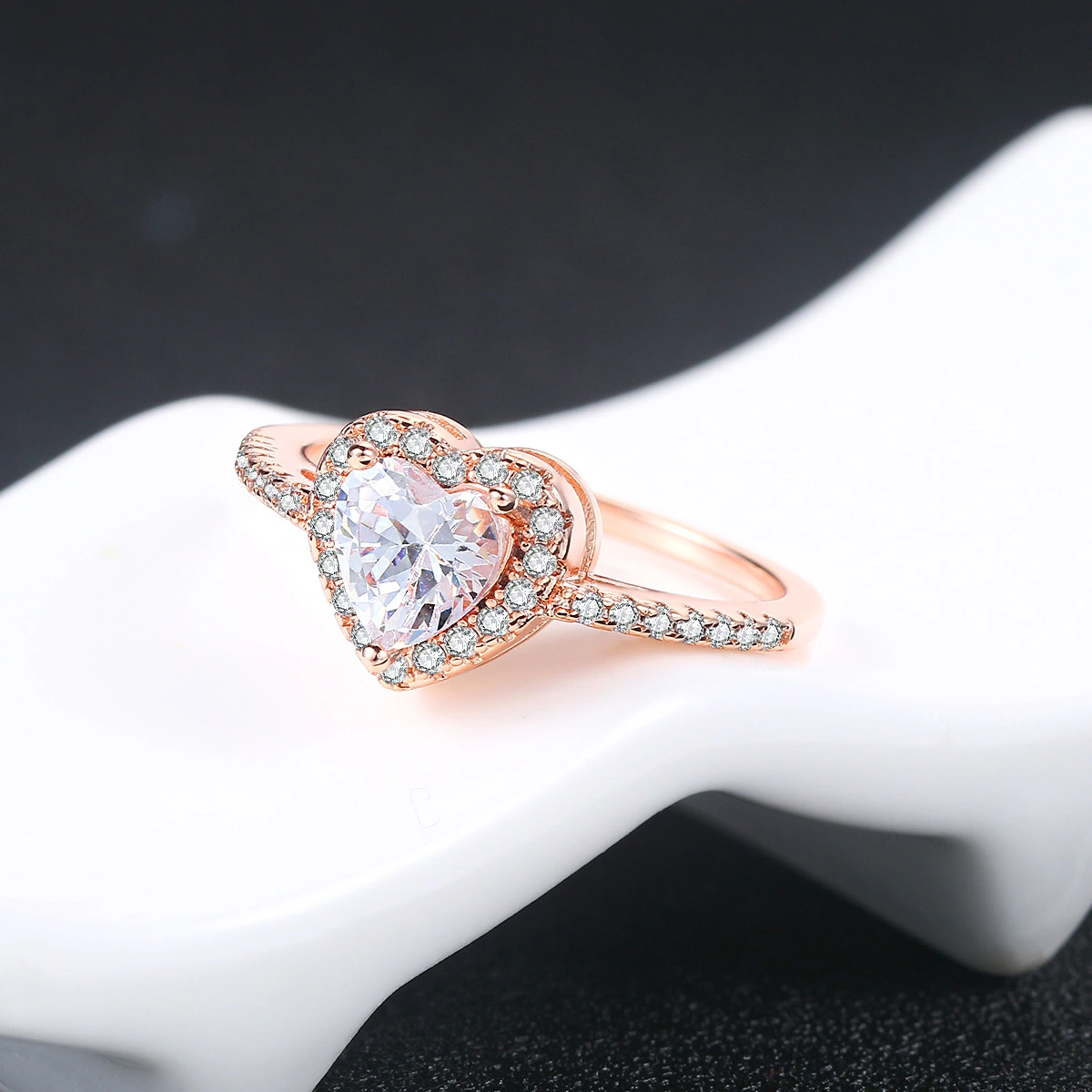 Women's heart-shaped wedding ring