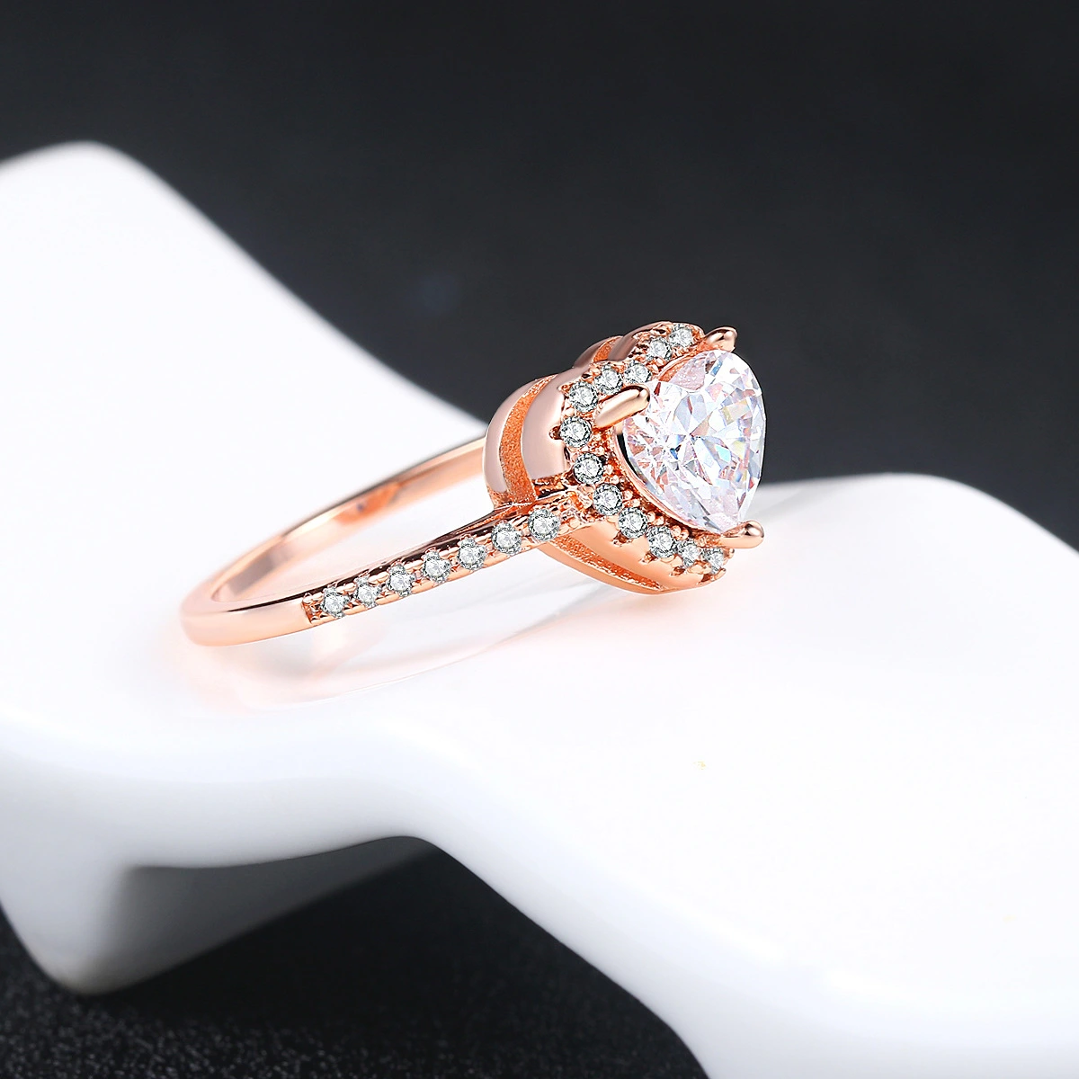 Women's heart-shaped wedding ring