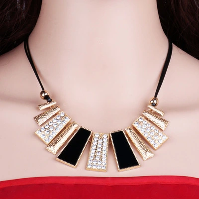 Exaggerated plate short clavicle chain