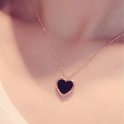 New simple titanium steel black and white double-sided shell love clavicle chain plated 18K rose gold color gold necklace female short chain