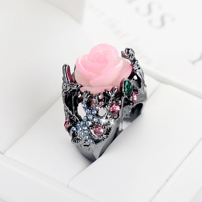 Diamond gecko rose ring