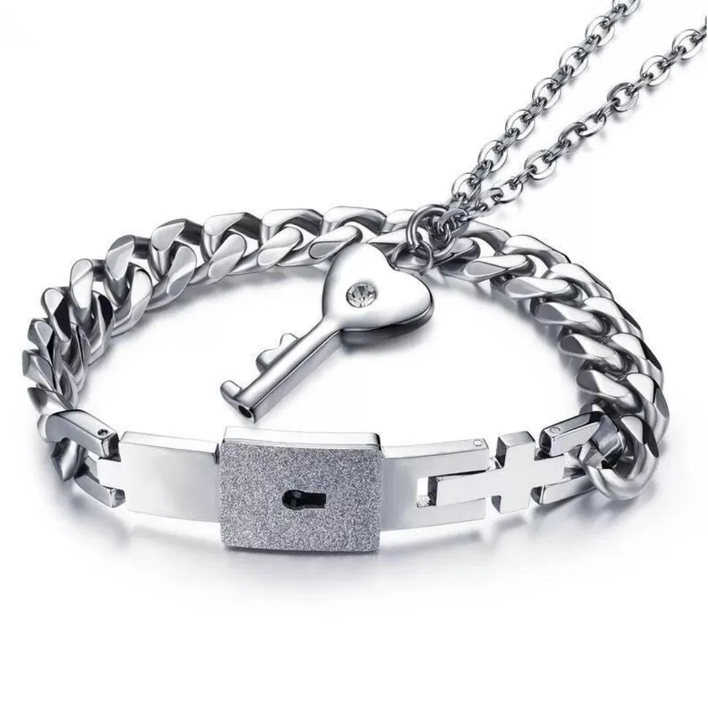 Titanium steel peach heart interlocking bracelet