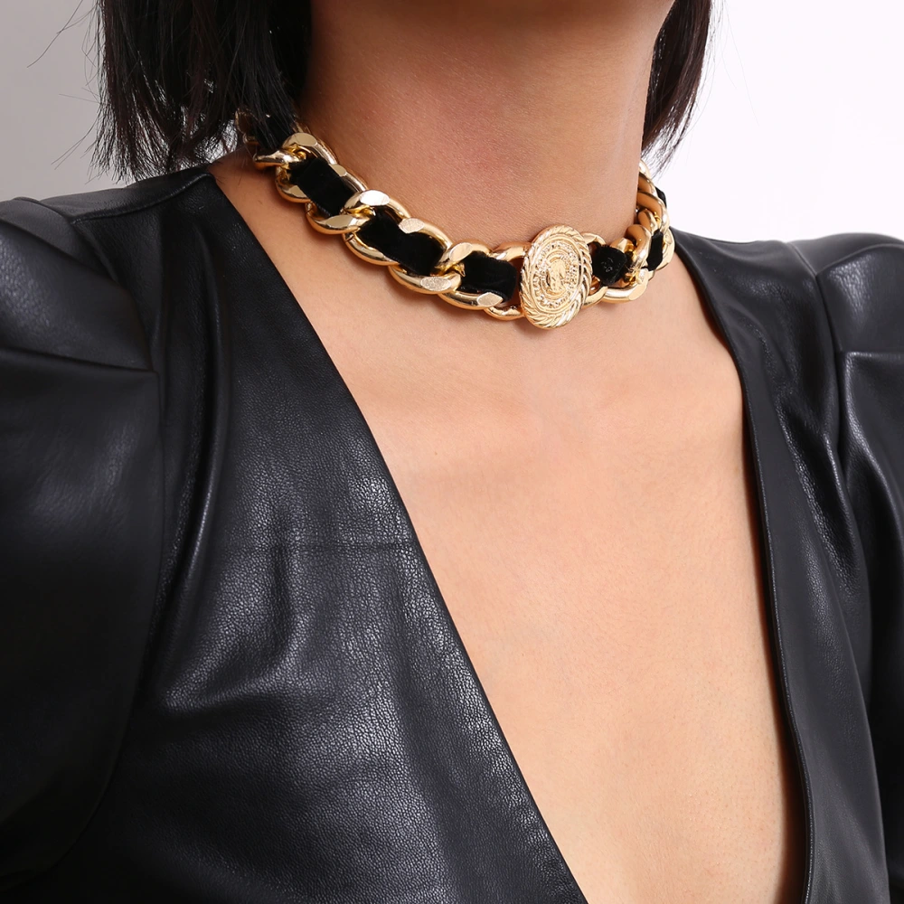 Single layer geometric winding chain necklace