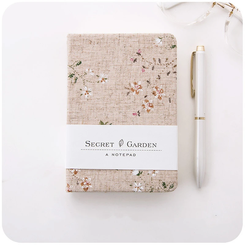 Creative Female College Students Use The Diary To Make An Exquisite Hand Book