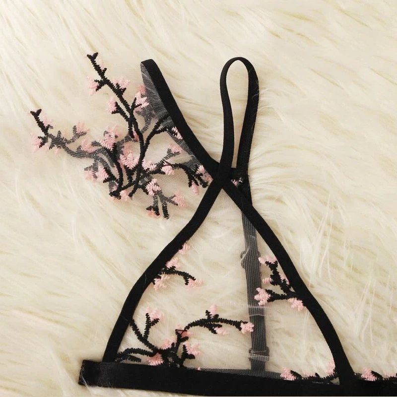 Three-point embroidered perspective bra