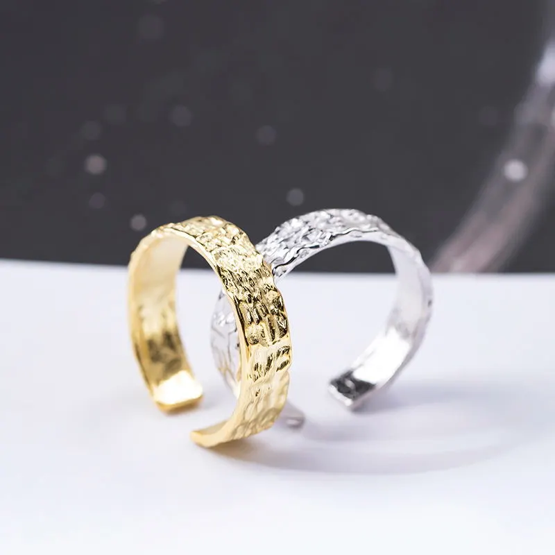 Ring with irregular foil pattern