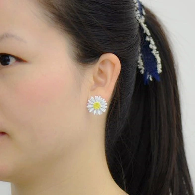 Small daisy flower earrings