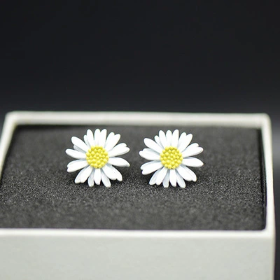 Small daisy flower earrings