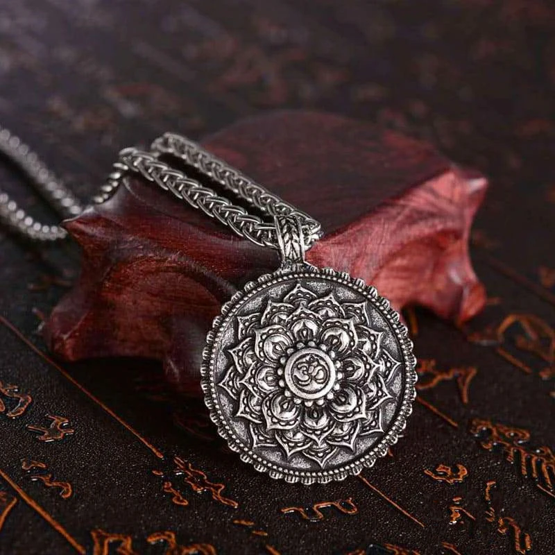 Pendentif Om en Argent Antique