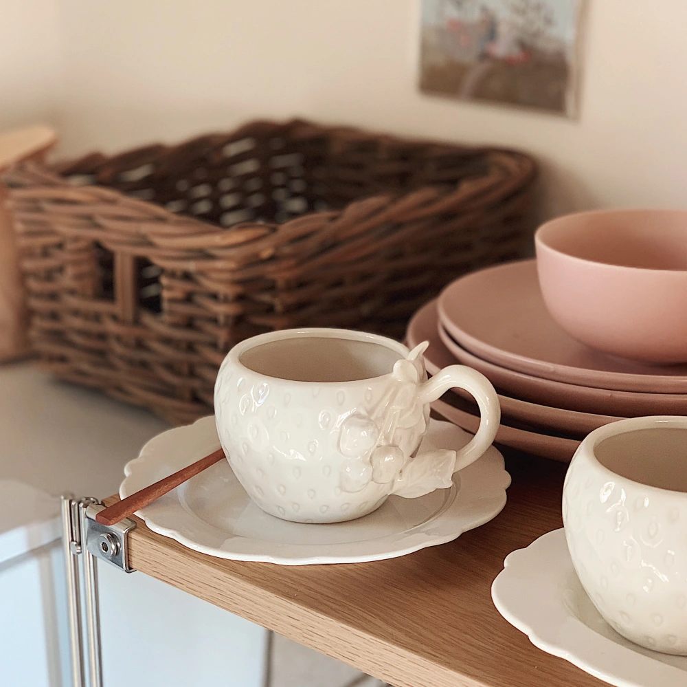 Strawberry embossed cup, ceramic hanging ear latte coffee cup