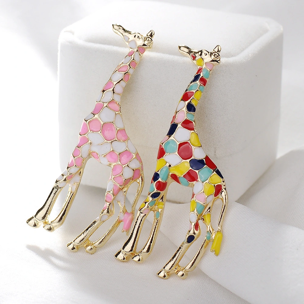 Giraffe brooch pin