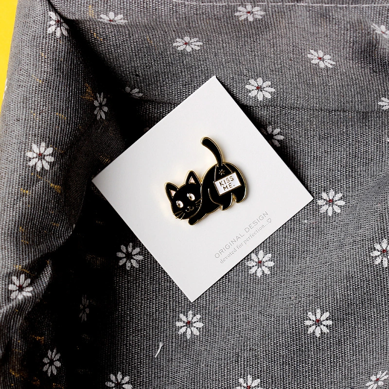 Japanese Cute Kitty Wagging Tail Brooch