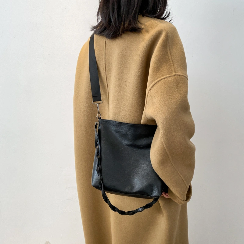 Bag women"s Messenger Bag Large Capacity Single Shoulder Bag New Fashion Versatile Ins Wide Shoulder Strap Small Bucket Bag