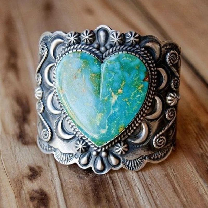 Hot Sale Green Heart-Shaped Retro Ring