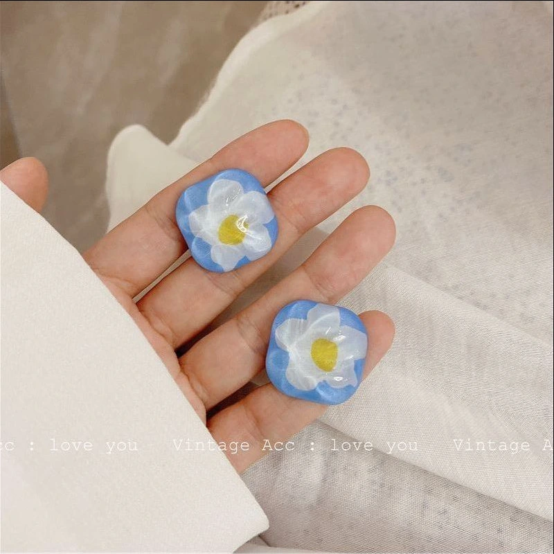 Daisy Earrings With Floral Blue Hairpin