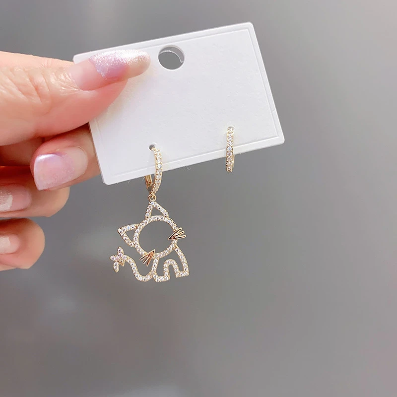 Korean Sweet Asymmetrical Cartoon Cat Diamond Earrings