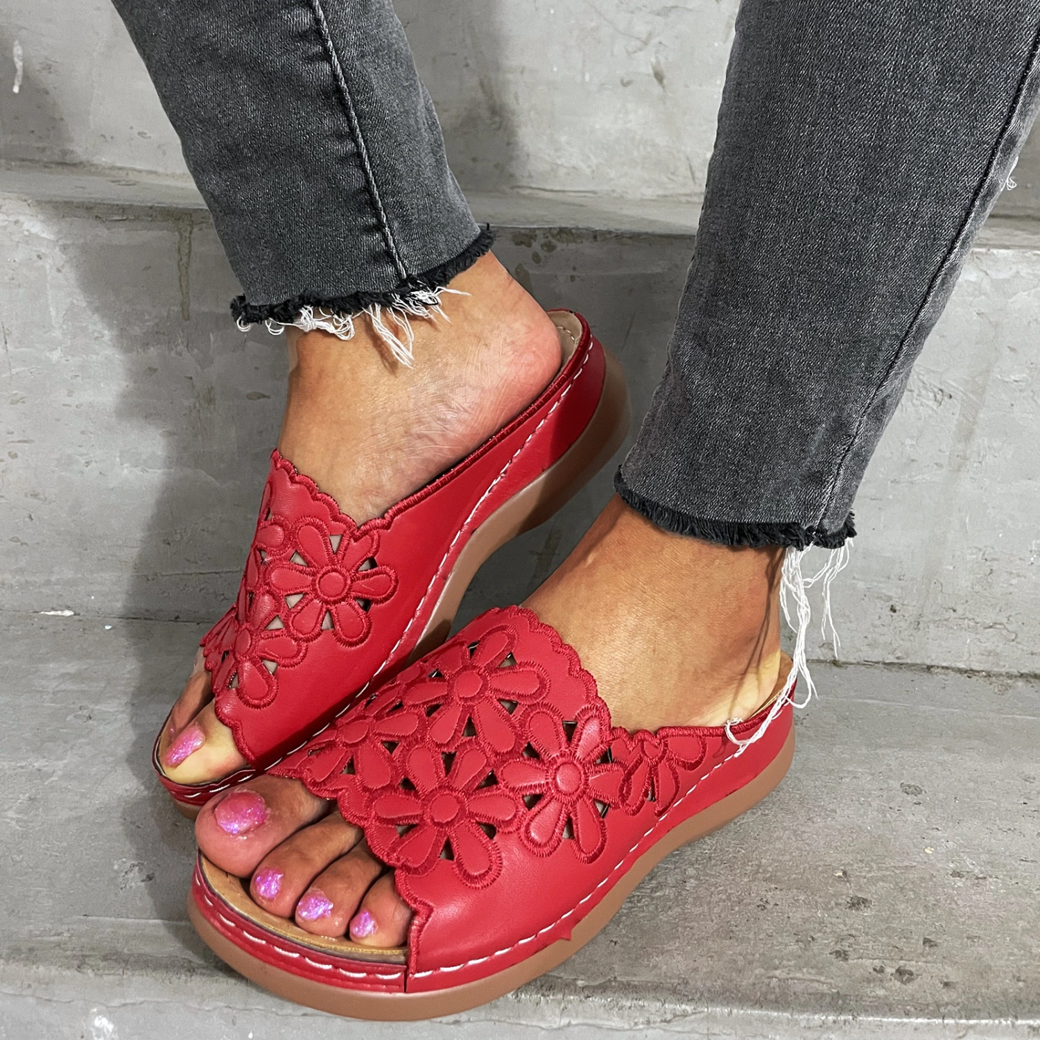 Wide Bottom Breathable Carved Fish Mouth Shoes