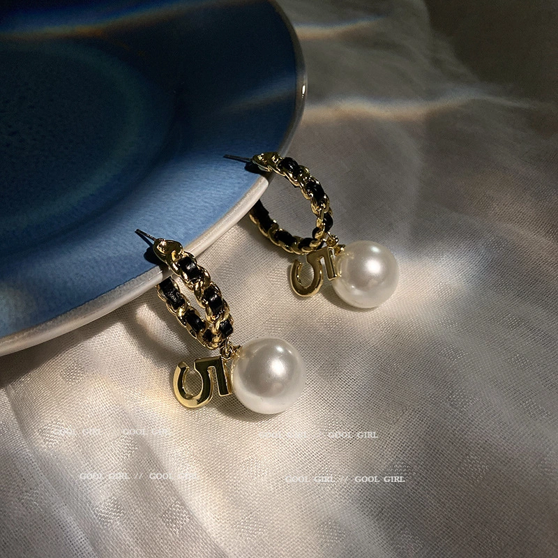 Simple And Fashionable Pearl Digital Earrings