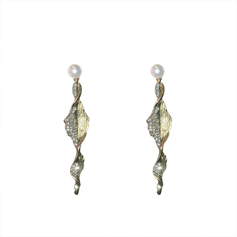 Geometric Twisted Pearl Earrings With Diamonds