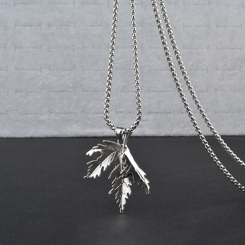 Fashion Hemp Maple Leaf Skull Pendant Necklace