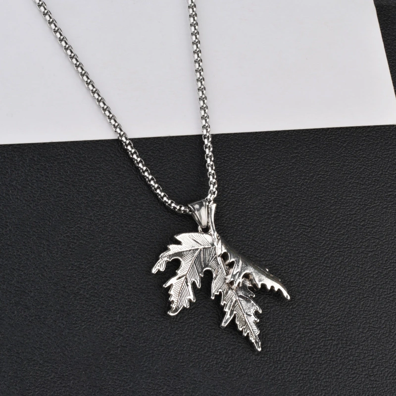 Fashion Hemp Maple Leaf Skull Pendant Necklace