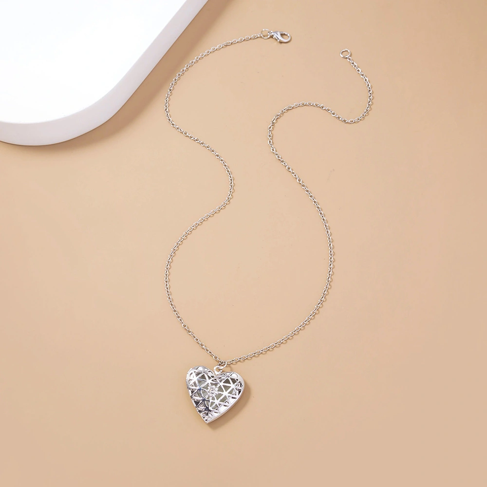 European And American Hollow Luminous Heart Necklace Pendant