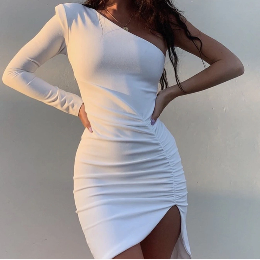 One-shoulder long-sleeved irregular pleated dress