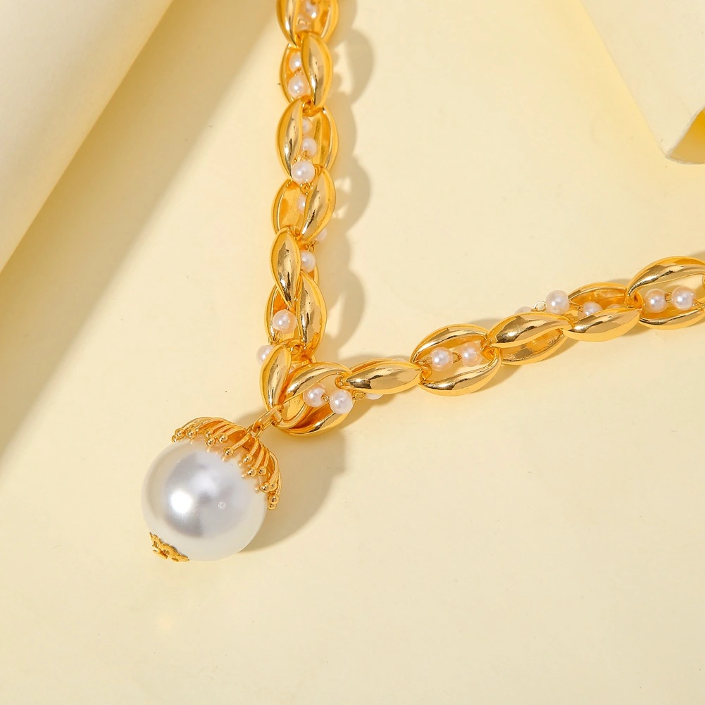 Single Layer Short Large Pearl Thick Chain Necklace