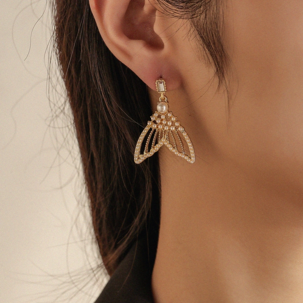 Fashion Simple Pearl Fishtail Hollow Earrings