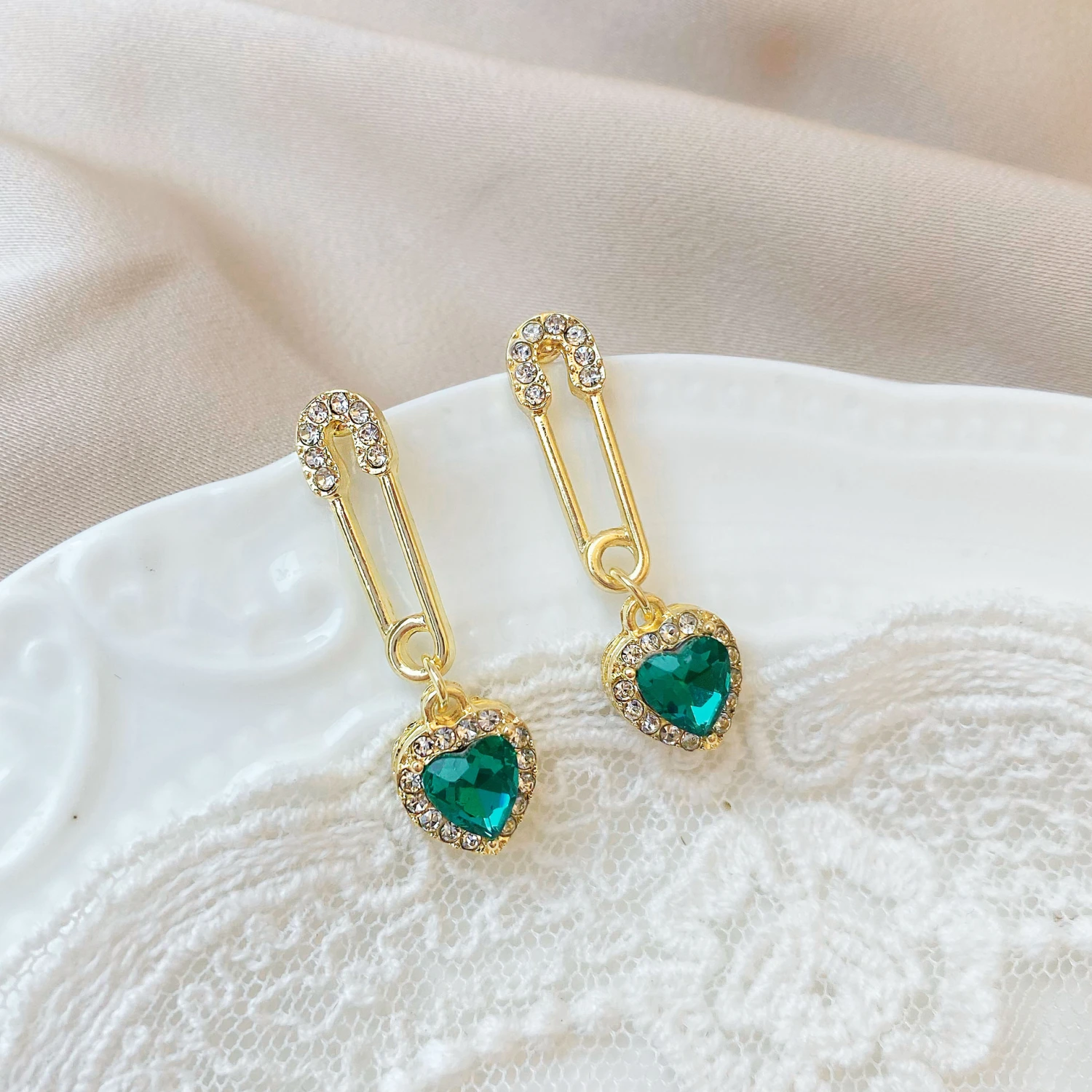 Korean Vintage Heart Emerald Diamond Earrings