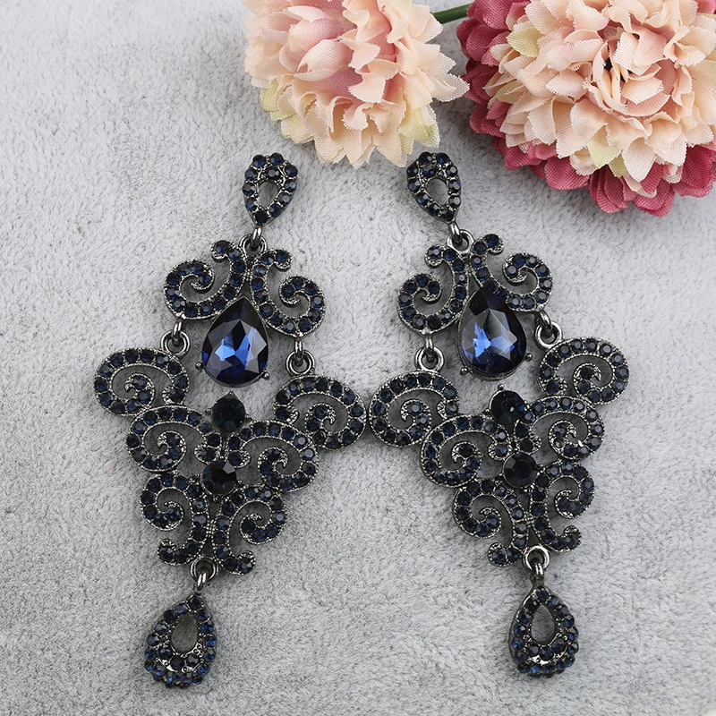 Hollow Full Diamond Long Women's Earrings Are Exaggerated