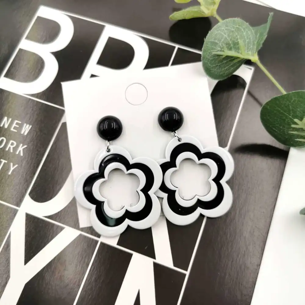 Design Acrylic Black Bottom White Flower Earrings