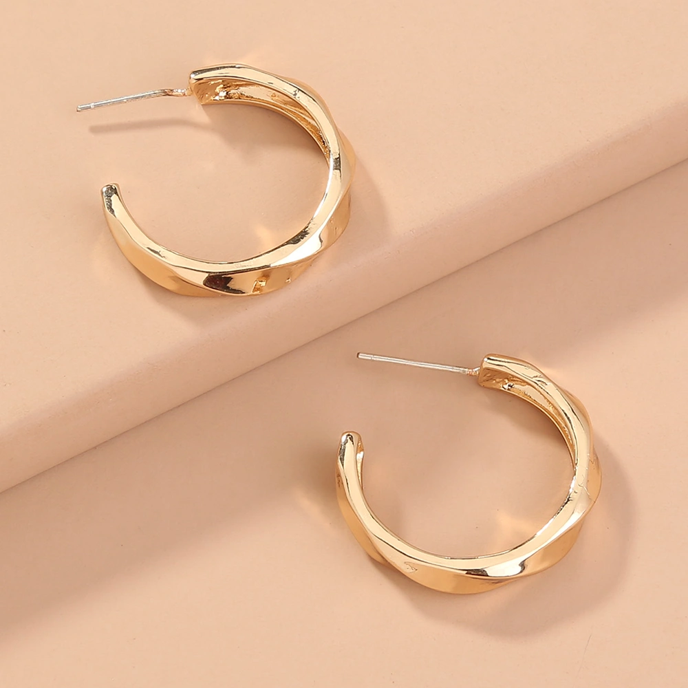 Wavy c-shaped geometric stud