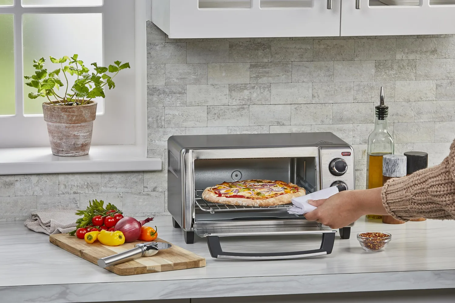 BLACK+DECKER 4-Slice Toaster Oven, Even Toast, 4 Cooking Functions Bake, Broil, Toast and Keep Warm, Removable Crumb Tray, Timer