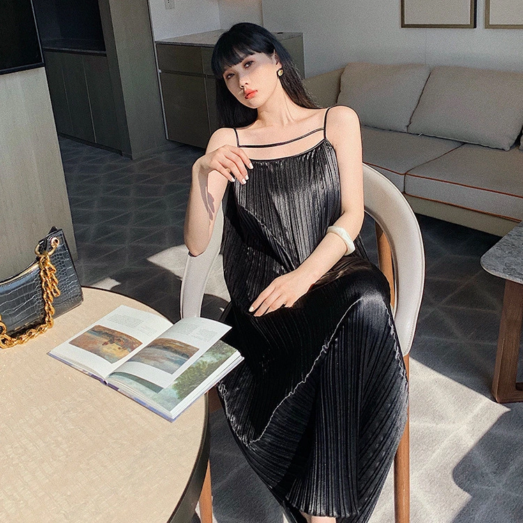 The New Summer One-Piece Wrinkled Pleated Sling Dress, Feminine Temperament, Generous, Loose, Thin, Western Style, Long Skirt, Thin