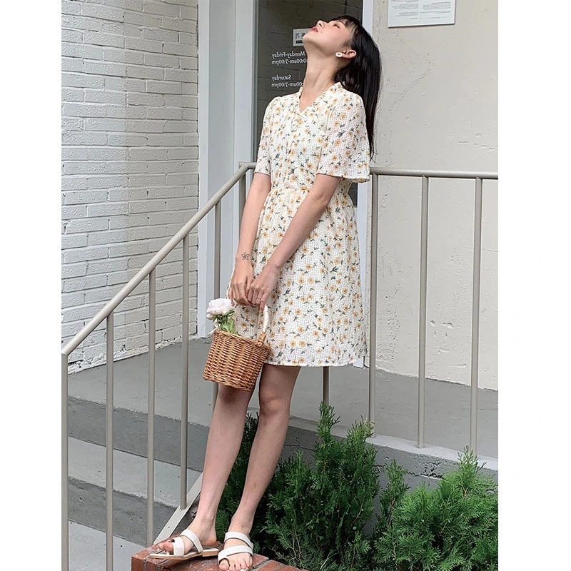 Summer Women's V-Neck Floral Dress With Wood Ears