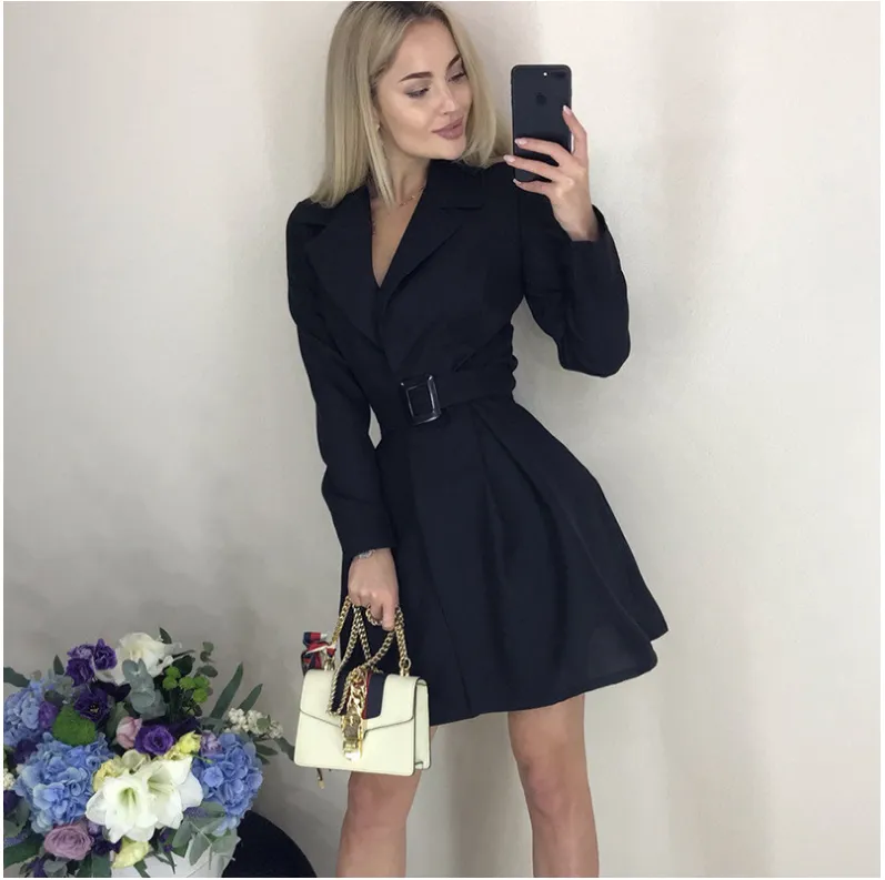 Short dress with solid color belt lapel