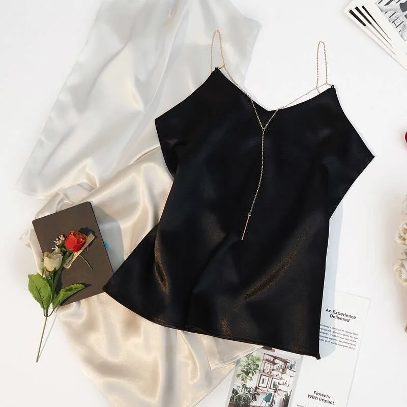 Wear A Little Girl's Vest With A Thin Belt Inside And A Bottom