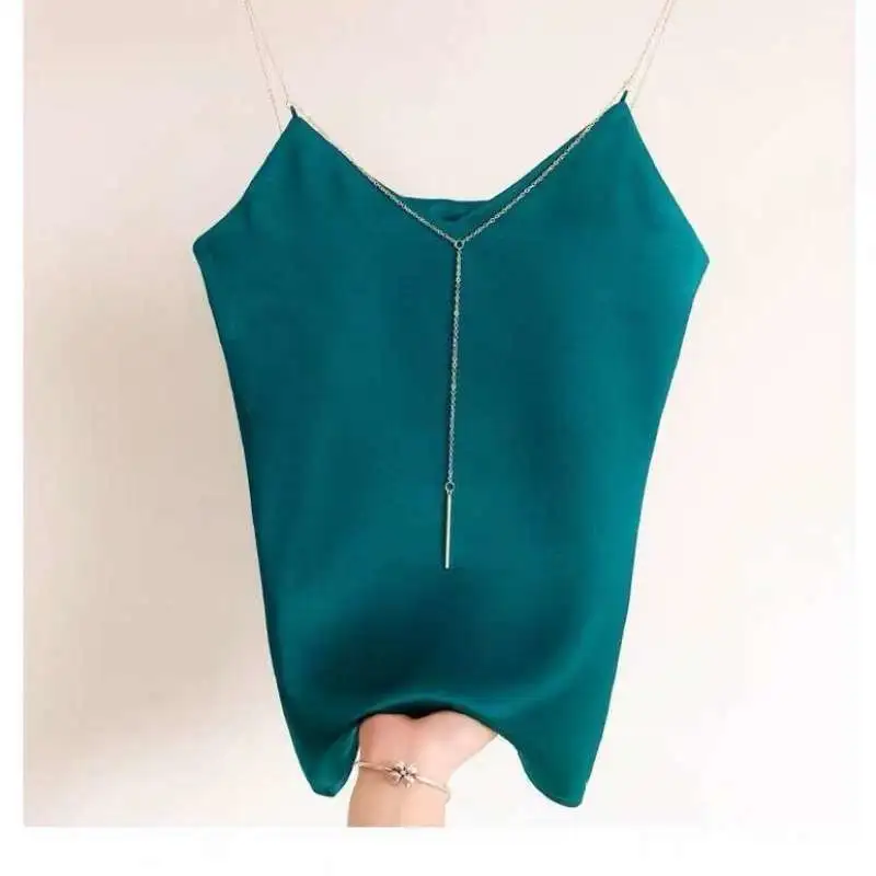 Wear A Little Girl's Vest With A Thin Belt Inside And A Bottom