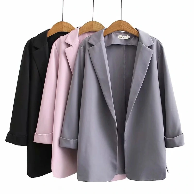 Fashionable small suits are loose and comfortable
