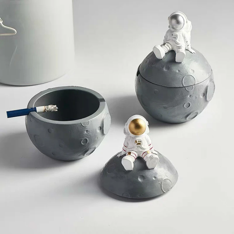 Personality Creative Astronaut Ashtray Resin Family Decoration 