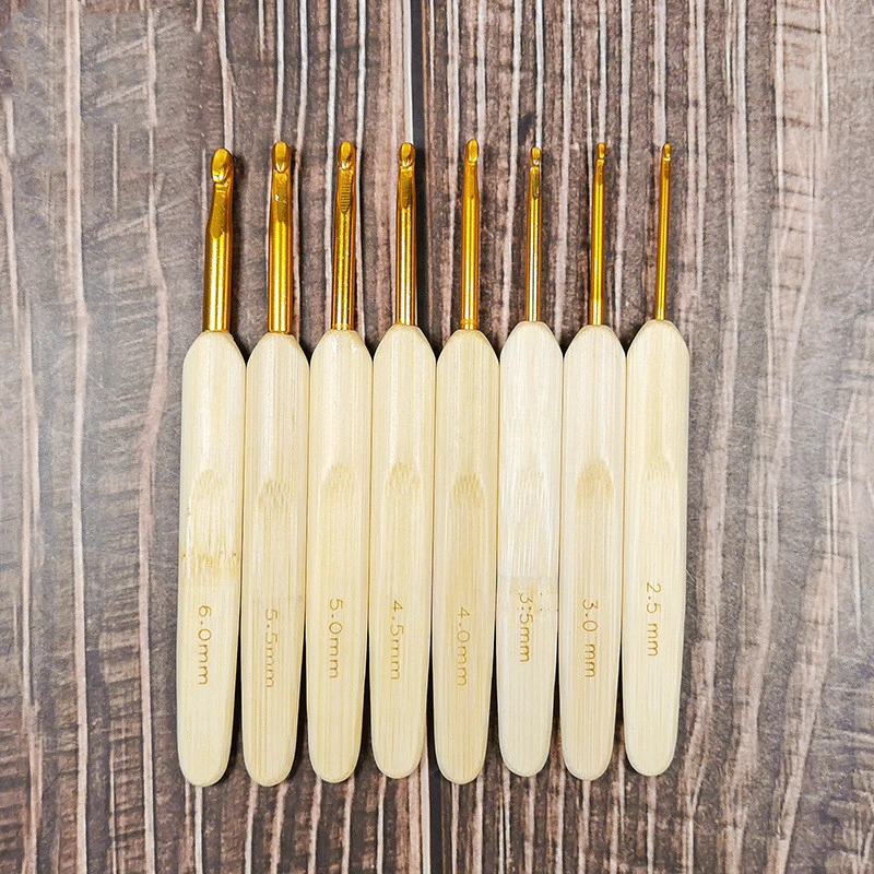 A Set Of 8 Alumina Pen Type Gold-headed Crochet Hooks