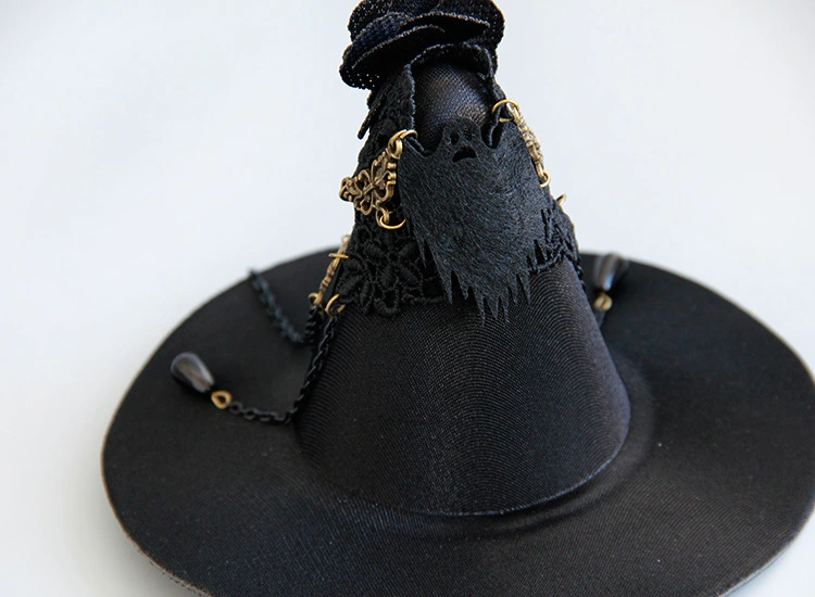 Perform Witch Hat And Take Photos Of Comic-Con Accessories