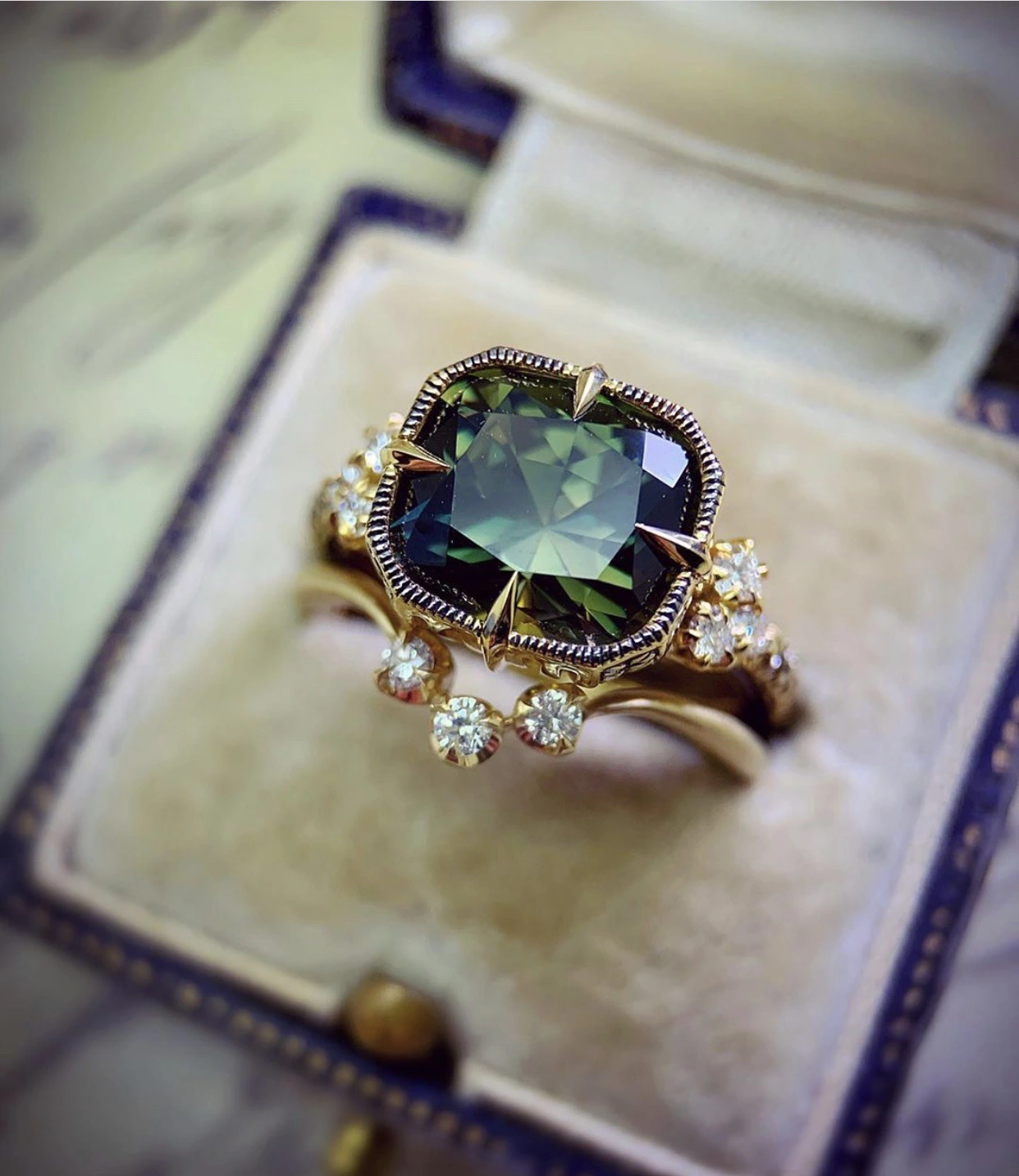 Fashion Gold Inlaid Green Gems Palace Style Ring
