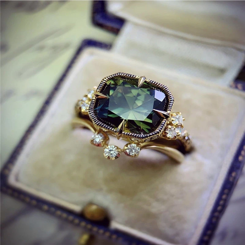 Fashion Gold Inlaid Green Gems Palace Style Ring