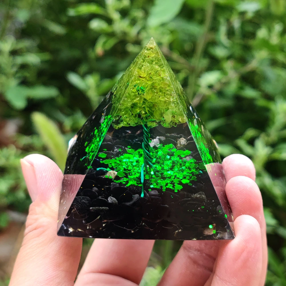 Crystal Gravel Epoxy Resin Pyramid Ornaments