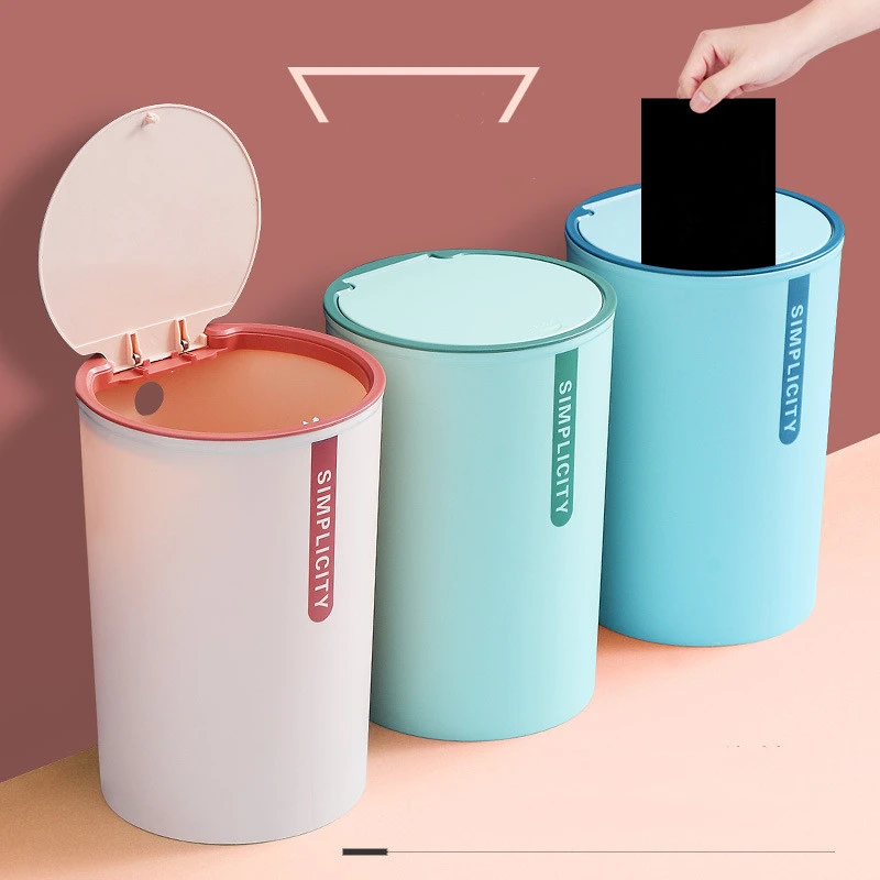 Trash can with automatic bag change