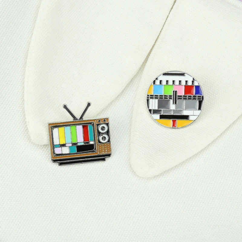 Retro TV channel no signal color icon collar pin