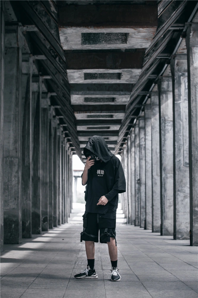 Dark hooded five-point sleeve men