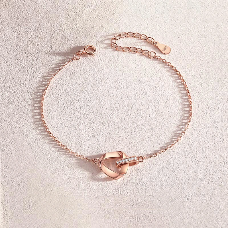 Fashionable And Simple Ladies Mobius Ring Bracelet